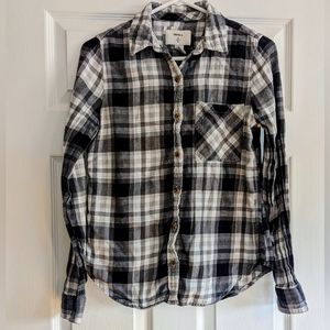 🌼Forever 21 Black and white plaid button up long sleeve shirt